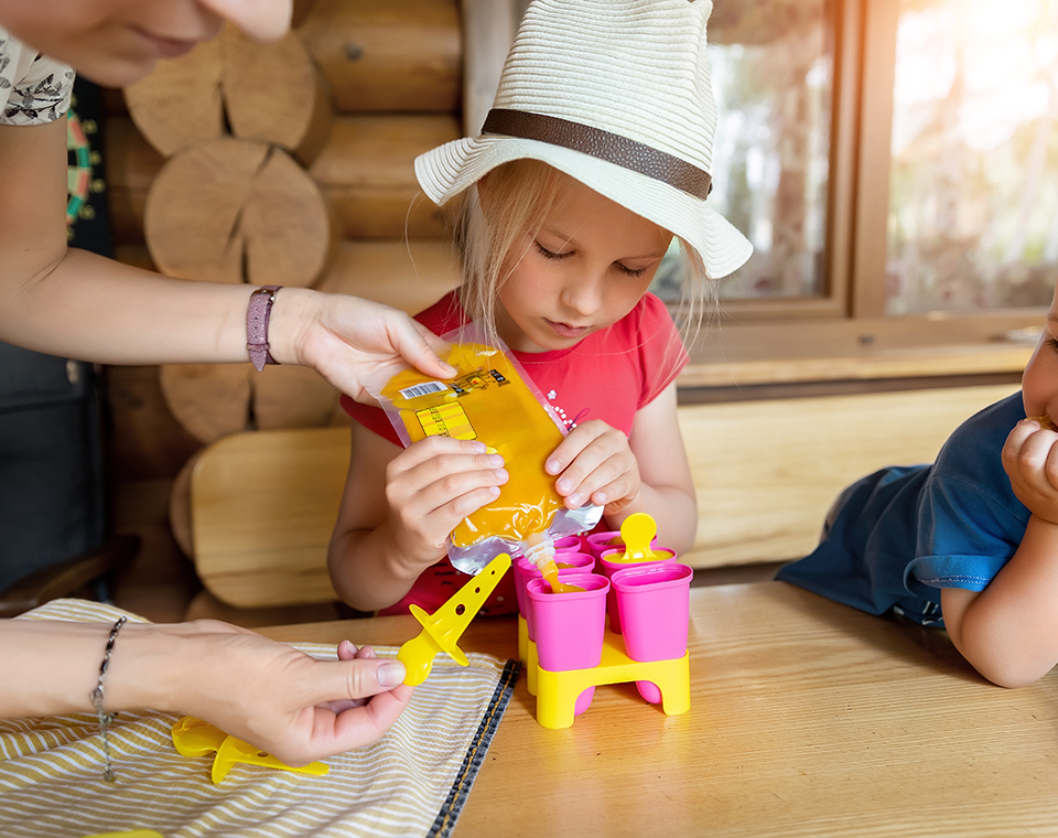 kids helping make popsicles